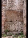 08183 ostia - regio v - via dell'invidioso - edificio (v,iv,3) - nordseite - 2. raum von westen - detail nordwand - 06-2024.jpg